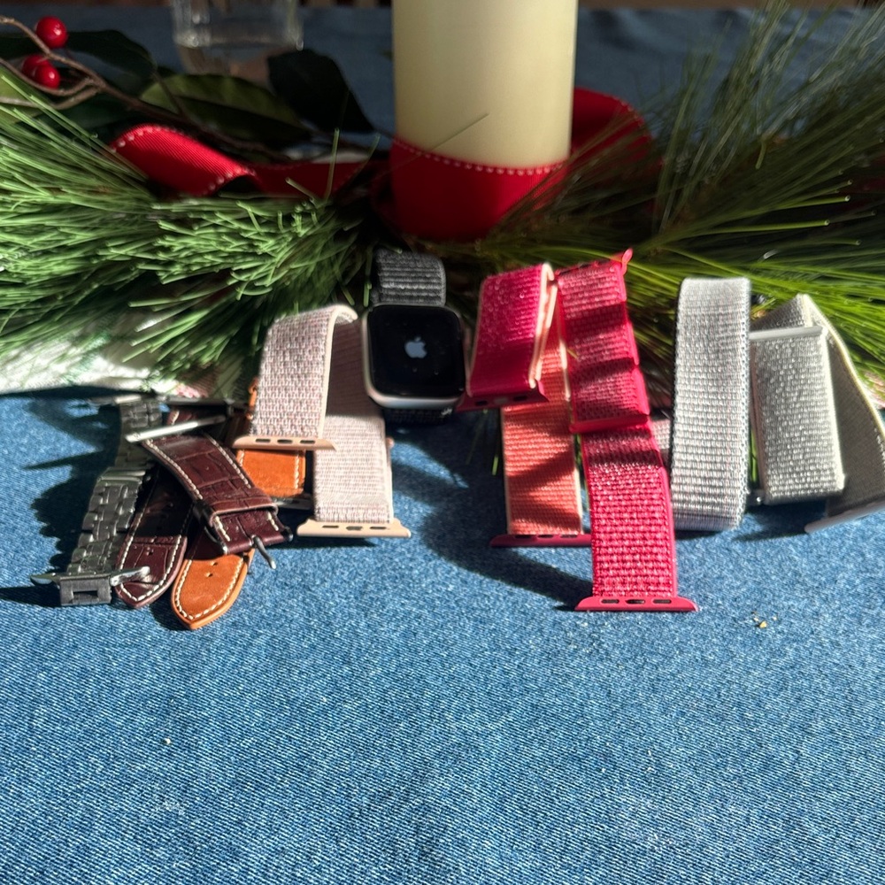 Apple Watch, 4S with 7 watch bands